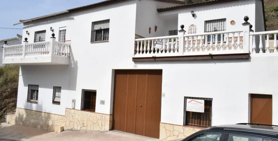 Sale of detached villa in La Viñuela 2