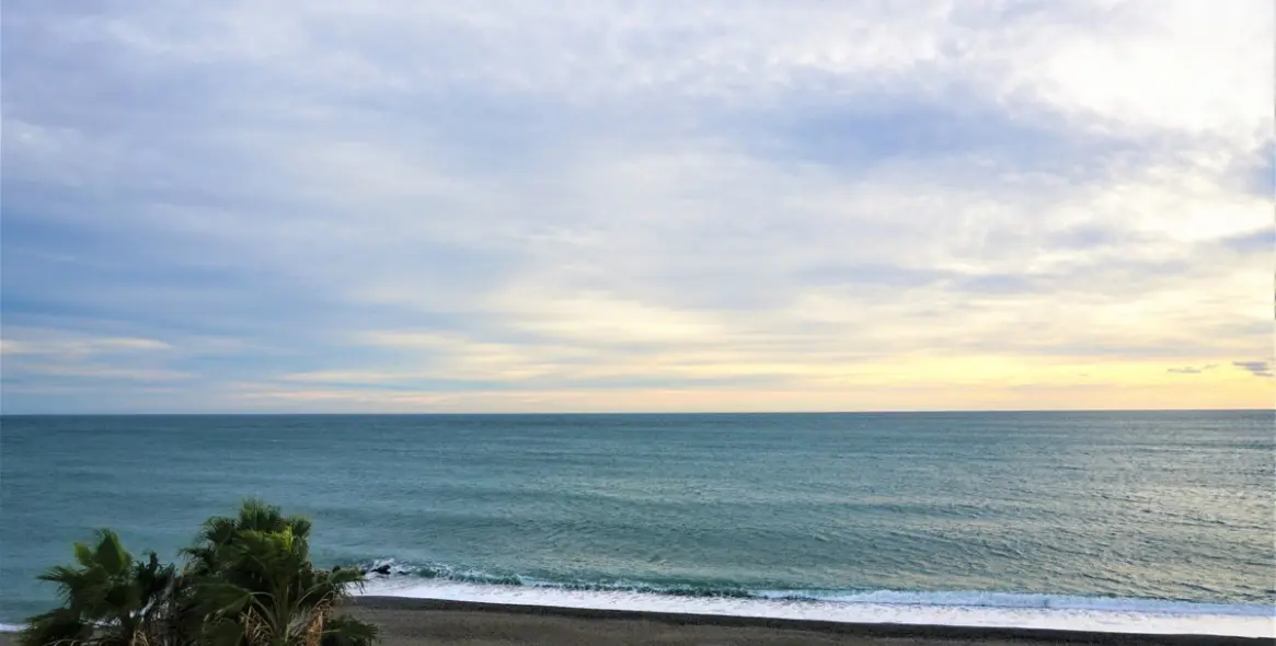 Sale of middle floor apartment in Caleta de Vélez 1