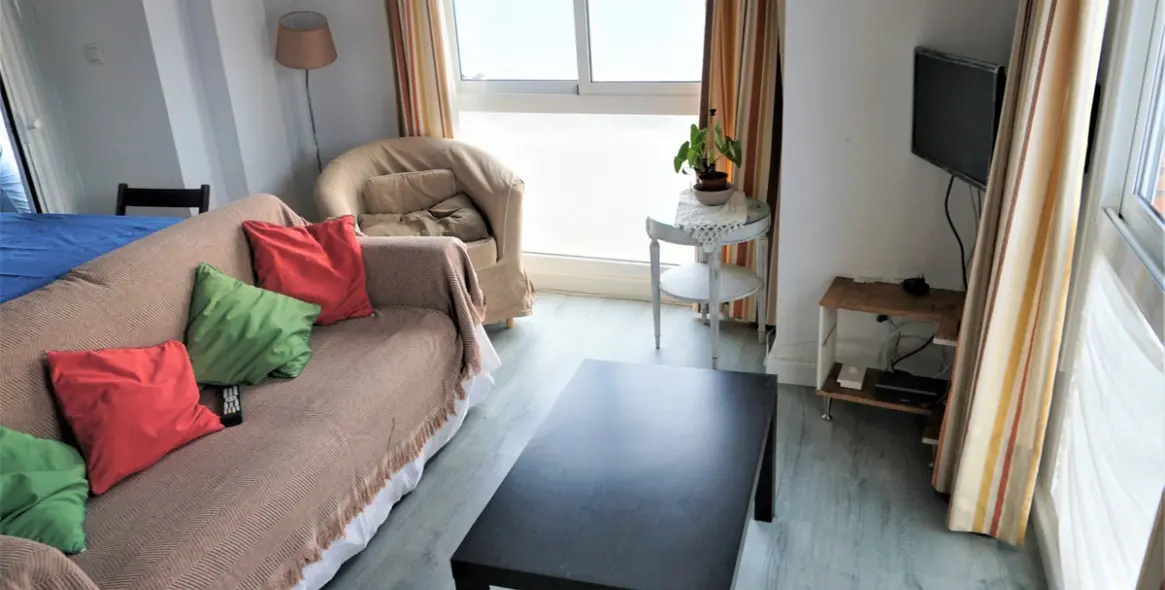 Sale of middle floor apartment in Caleta de Vélez 5