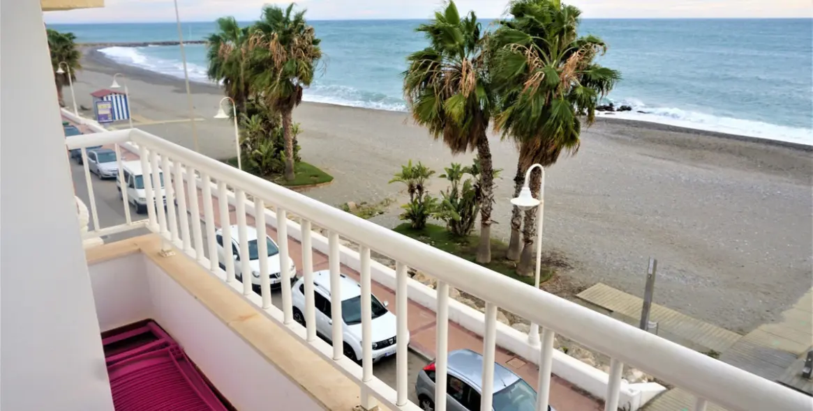 Sale of middle floor apartment in Caleta de Vélez 6