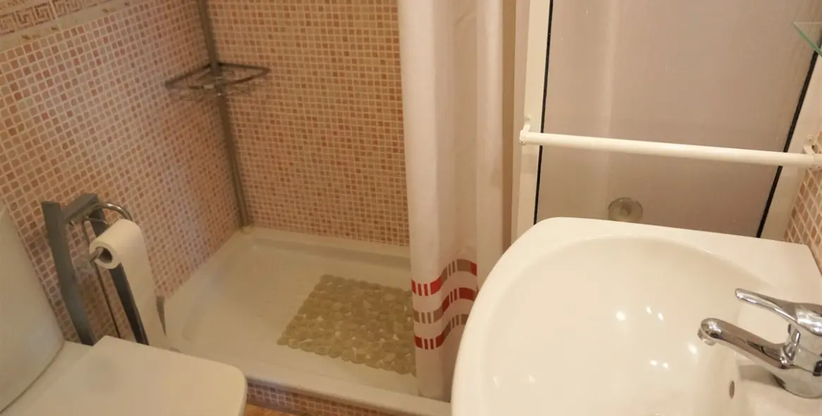 Sale of middle floor apartment in Caleta de Vélez 10