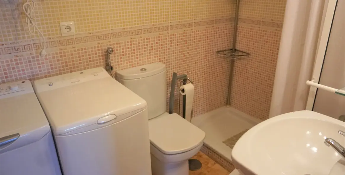 Sale of middle floor apartment in Caleta de Vélez 11