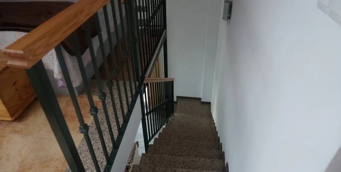 Sale of middle floor apartment in Caleta de Vélez 12