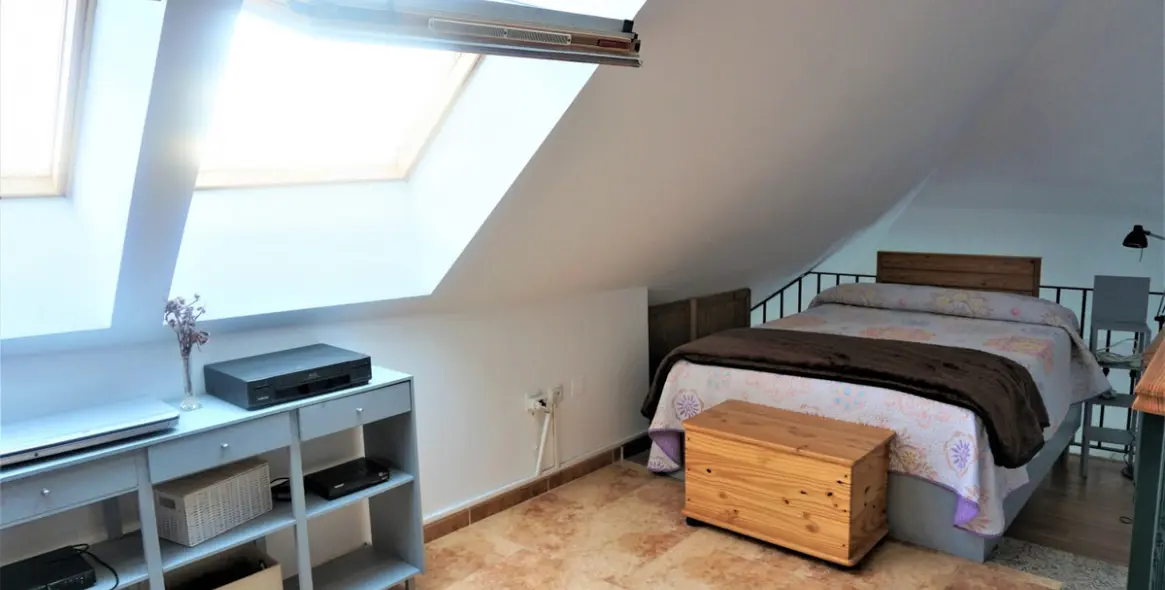 Sale of middle floor apartment in Caleta de Vélez 13