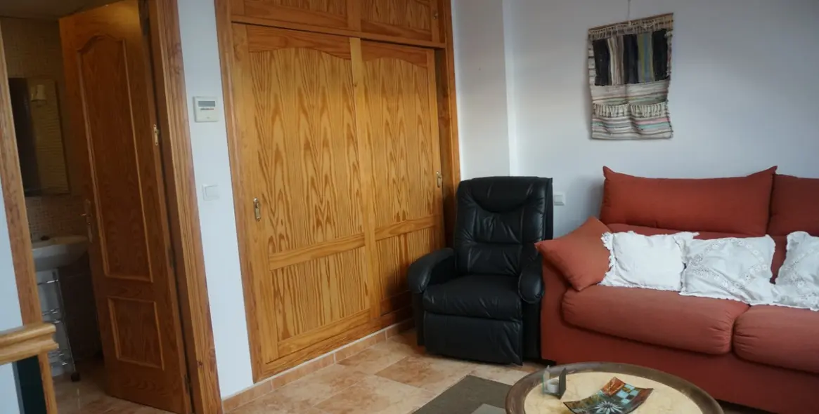 Sale of middle floor apartment in Caleta de Vélez 17