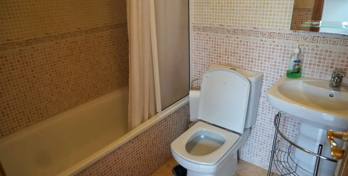 Sale of middle floor apartment in Caleta de Vélez 19