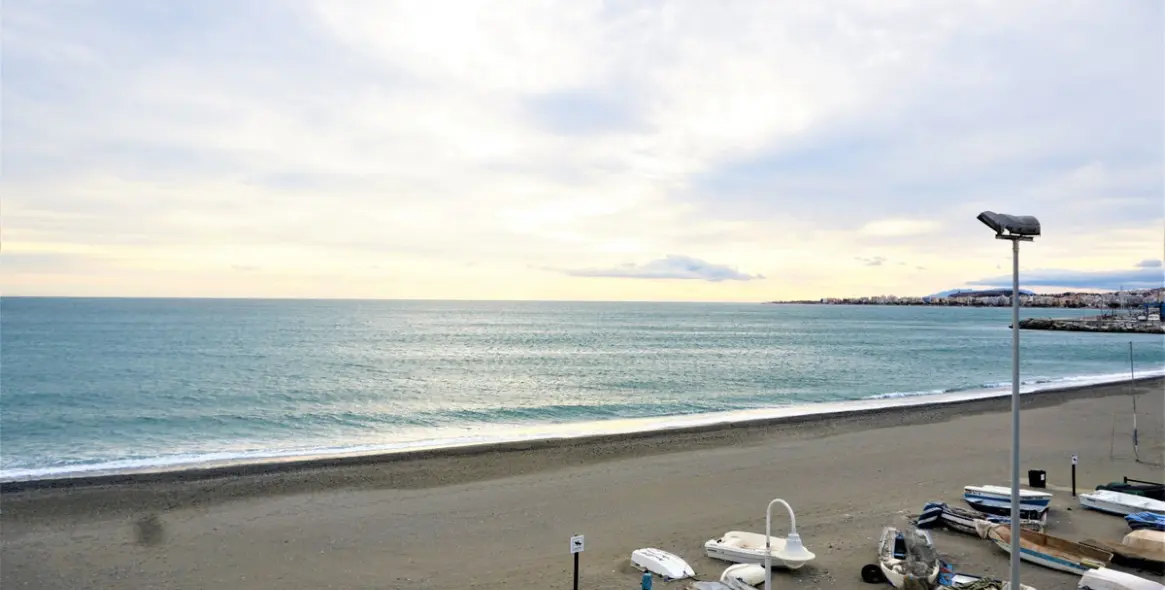 Sale of middle floor apartment in Caleta de Vélez 20