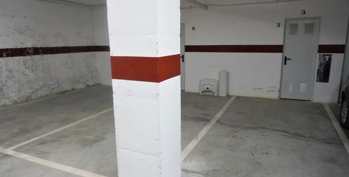 Sale of middle floor apartment in Caleta de Vélez 21