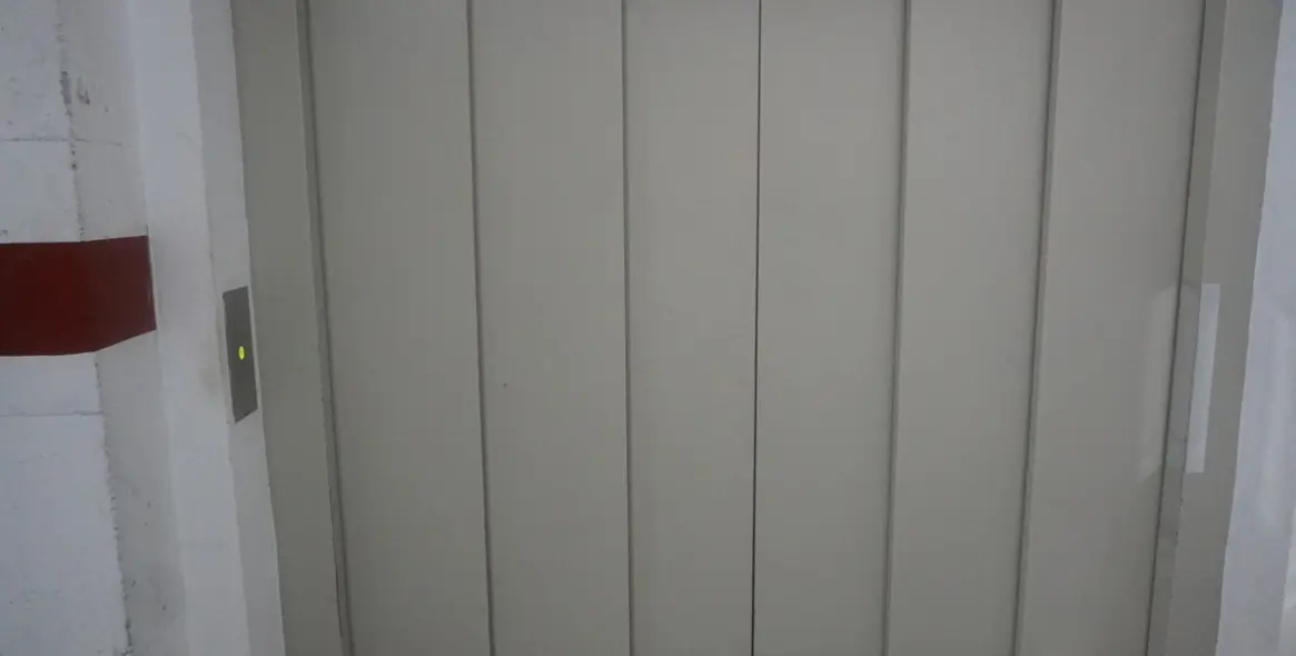 Sale of middle floor apartment in Caleta de Vélez 22