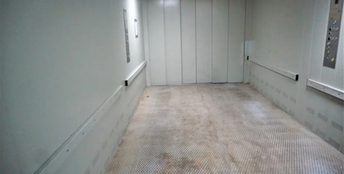 Sale of middle floor apartment in Caleta de Vélez 23