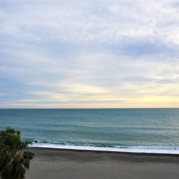 Sale of middle floor apartment in Caleta de Vélez