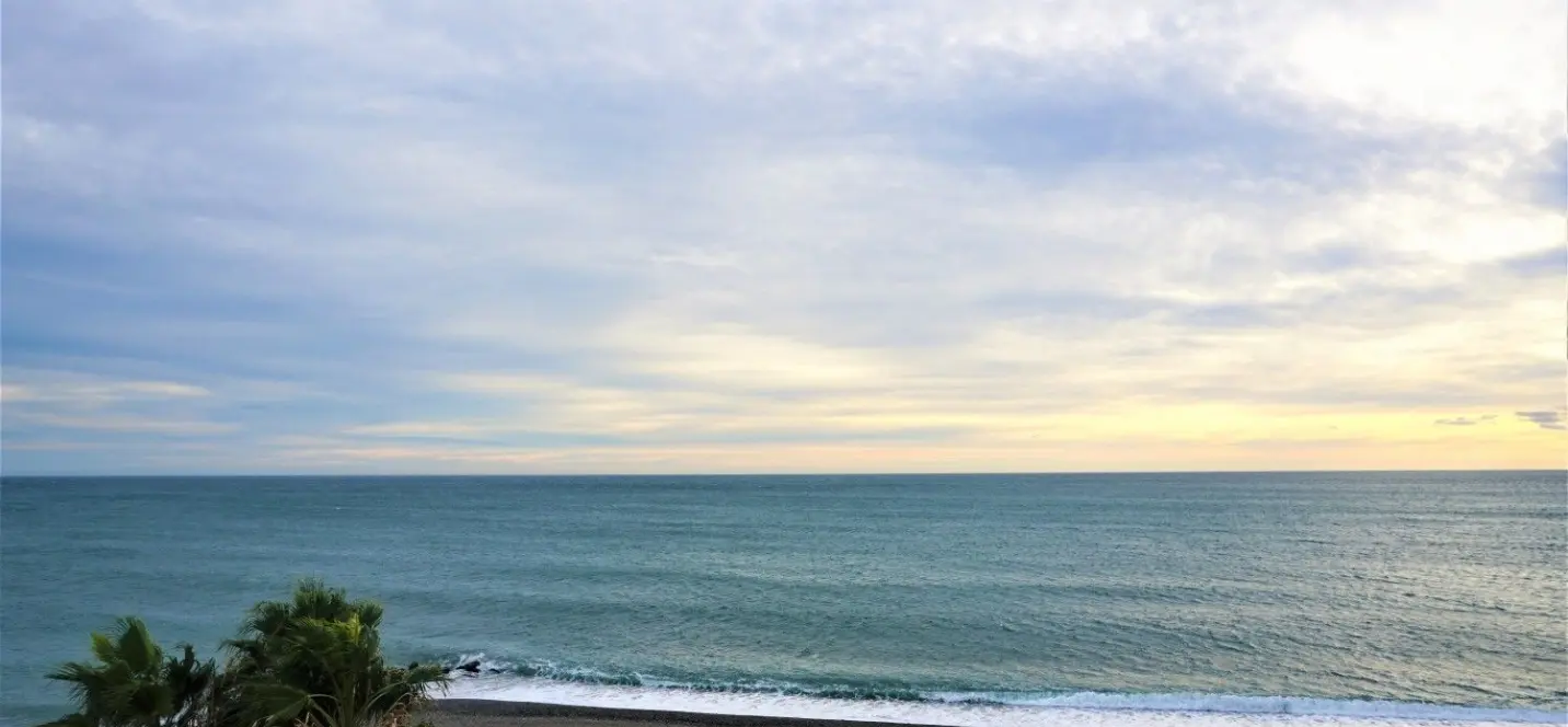 Sale of middle floor apartment in Caleta de Vélez 0