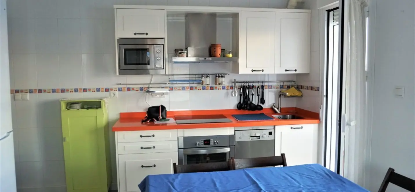 Sale of middle floor apartment in Caleta de Vélez 1