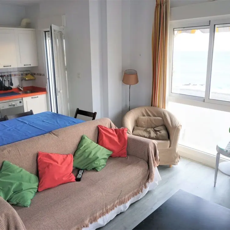 Sale of middle floor apartment in Caleta de Vélez