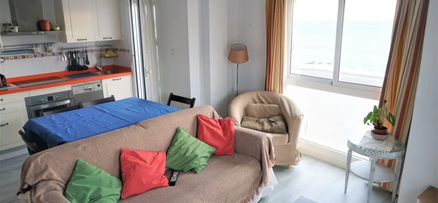 Sale of middle floor apartment in Caleta de Vélez 3