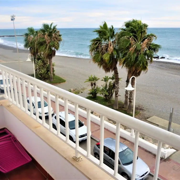 Sale of middle floor apartment in Caleta de Vélez