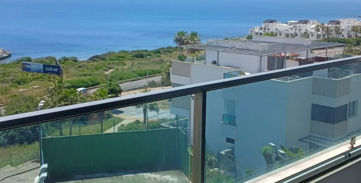 Sale of middle floor apartment in Estepona 1