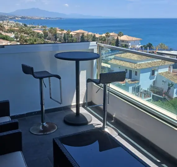 Sale of middle floor apartment in Estepona