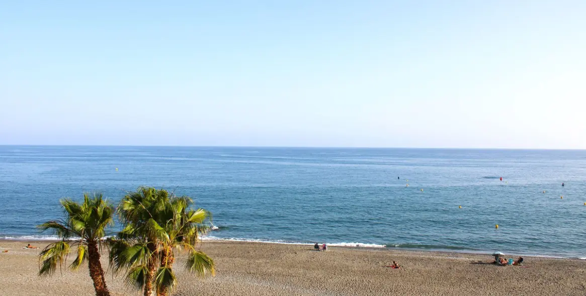 Продажа двухуровневых апартаментов в Algarrobo Costa 28