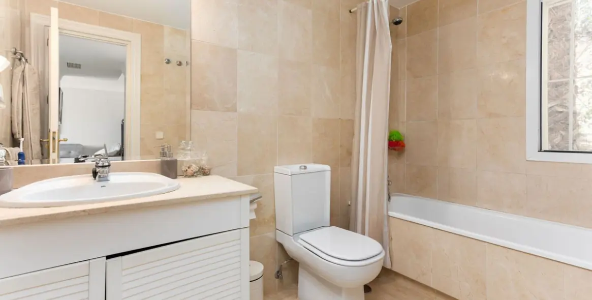 Sale of middle floor apartment in La Quinta 13