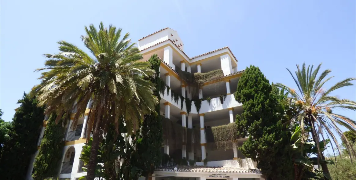 Sale of middle floor apartment in Marbella 2