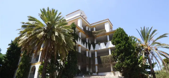 Sale of middle floor apartment in Marbella 1