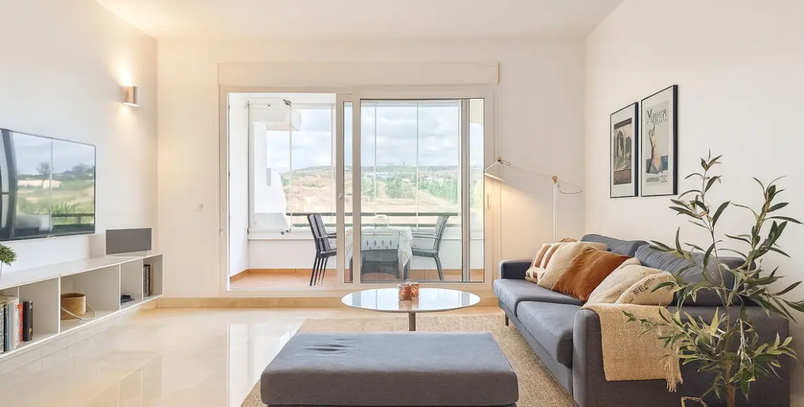 Sale of middle floor apartment in Cerros del Aguila 10