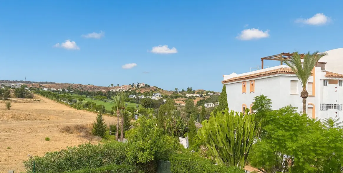 Sale of middle floor apartment in Cerros del Aguila 13