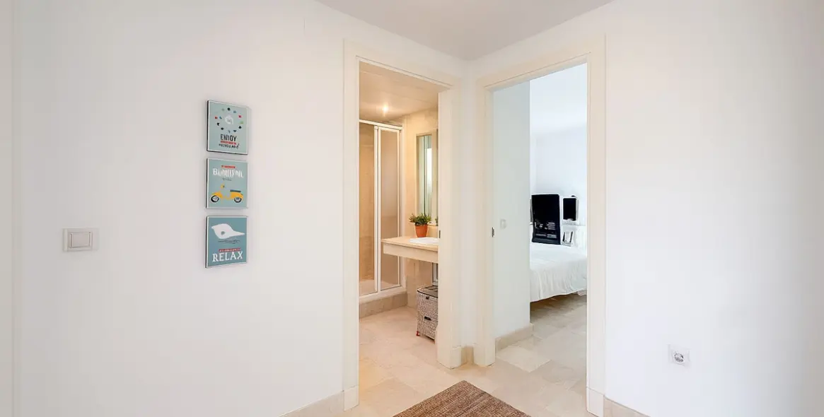 Sale of middle floor apartment in Cerros del Aguila 16