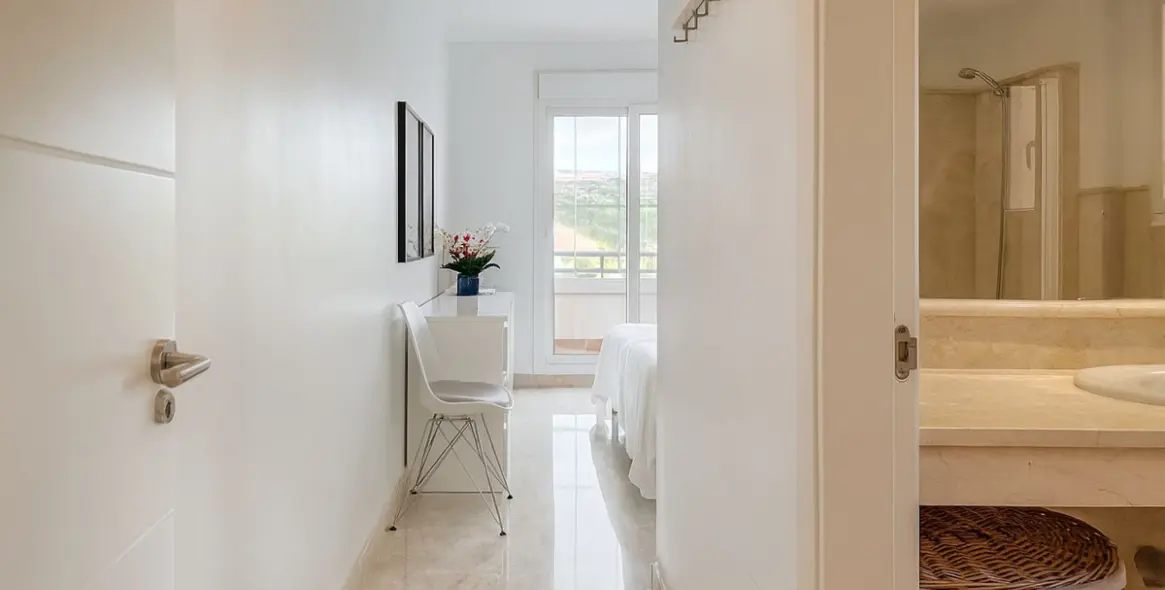 Sale of middle floor apartment in Cerros del Aguila 17