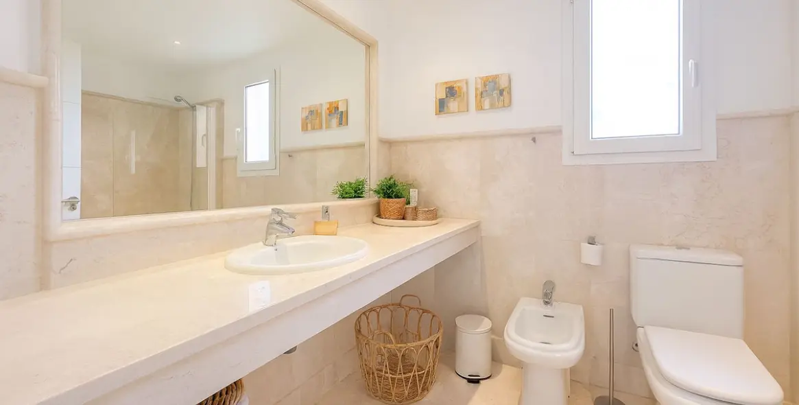 Sale of middle floor apartment in Cerros del Aguila 18