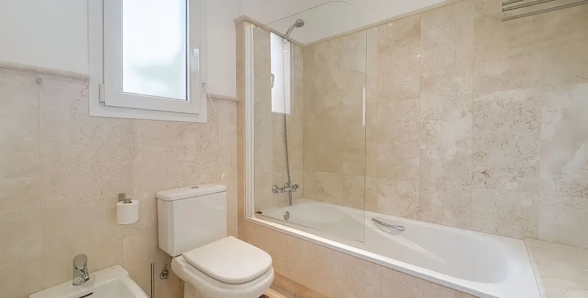 Sale of middle floor apartment in Cerros del Aguila 19