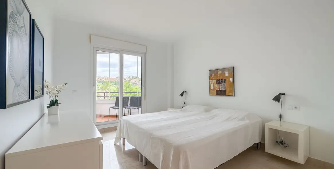 Sale of middle floor apartment in Cerros del Aguila 20