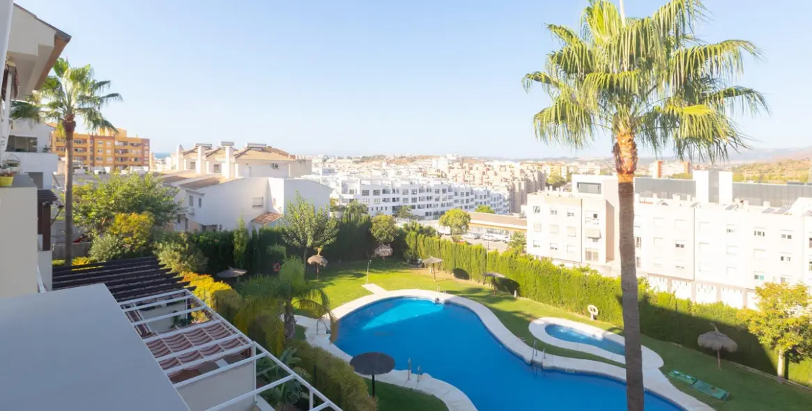 Sale of middle floor apartment in Estepona 1