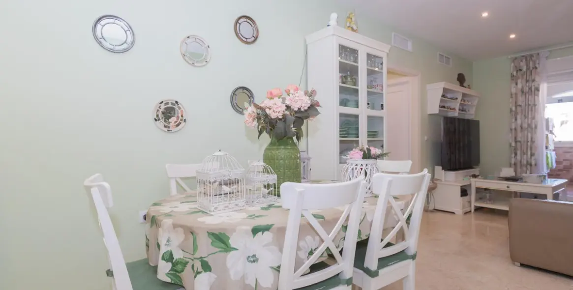 Sale of middle floor apartment in Estepona 2