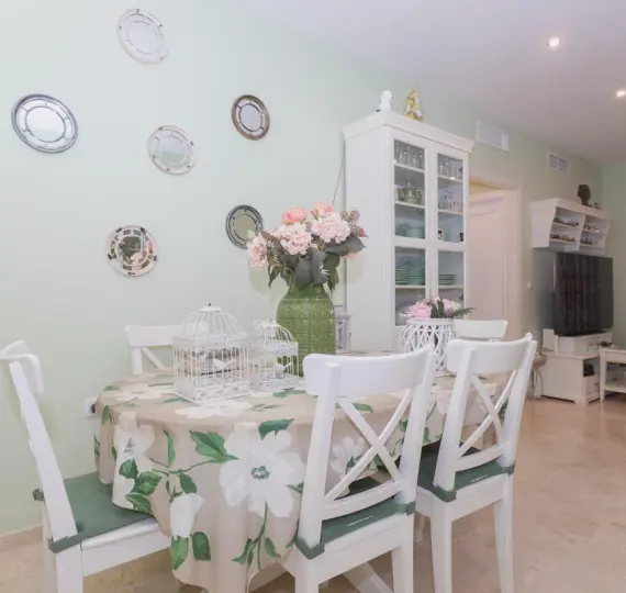 Sale of middle floor apartment in Estepona