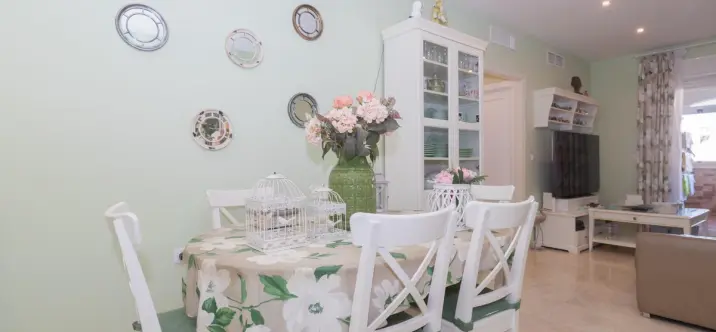 Sale of middle floor apartment in Estepona 1