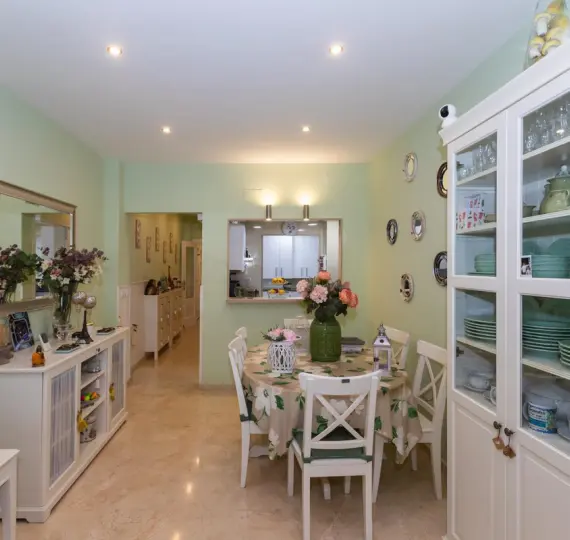 Sale of middle floor apartment in Estepona