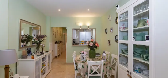 Sale of middle floor apartment in Estepona 2