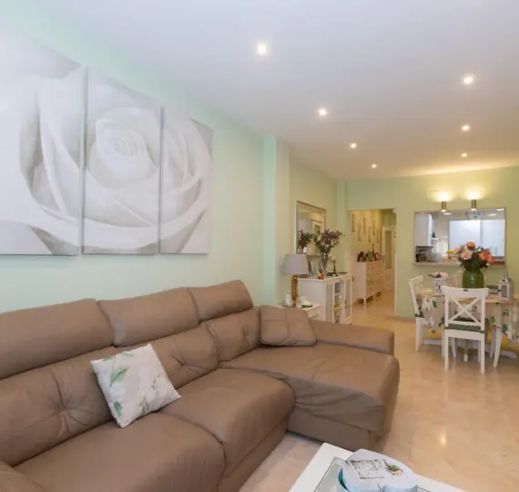 Sale of middle floor apartment in Estepona