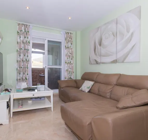 Sale of middle floor apartment in Estepona