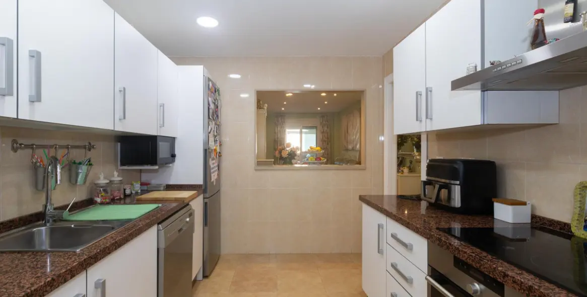 Sale of middle floor apartment in Estepona 6