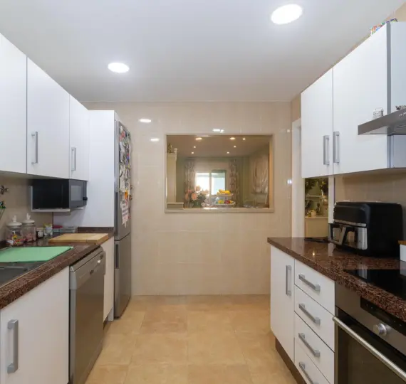 Sale of middle floor apartment in Estepona