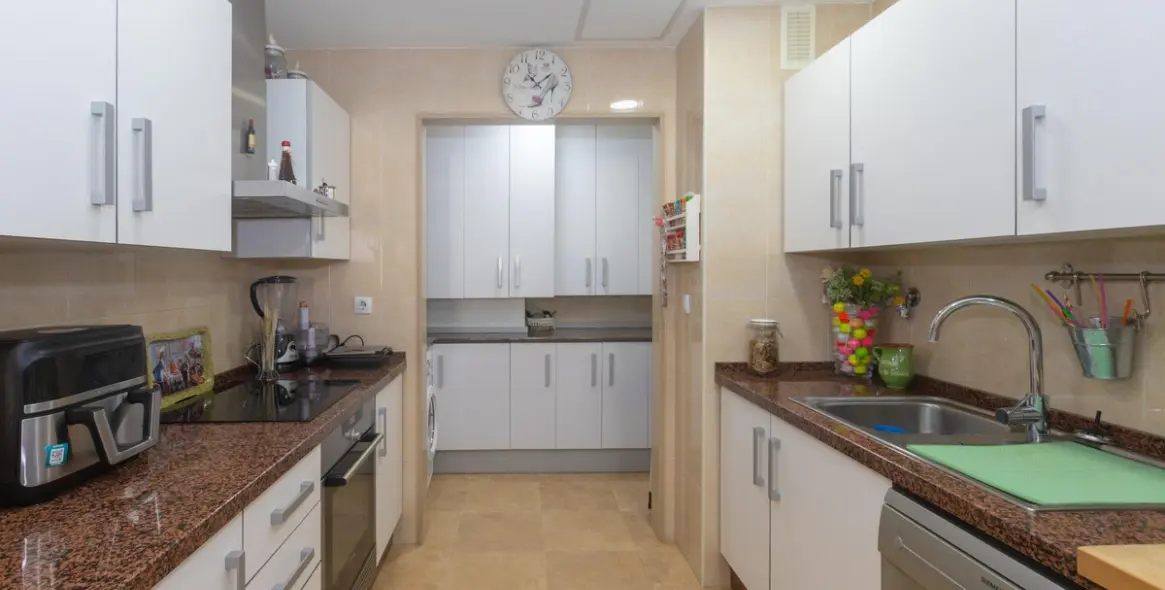 Sale of middle floor apartment in Estepona 7