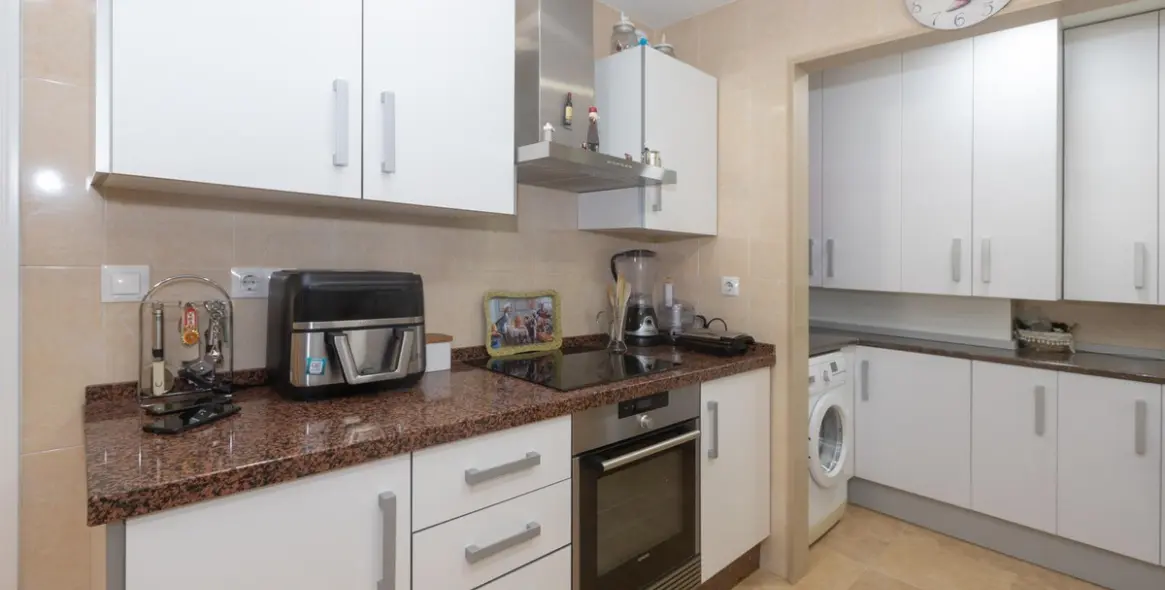 Sale of middle floor apartment in Estepona 8