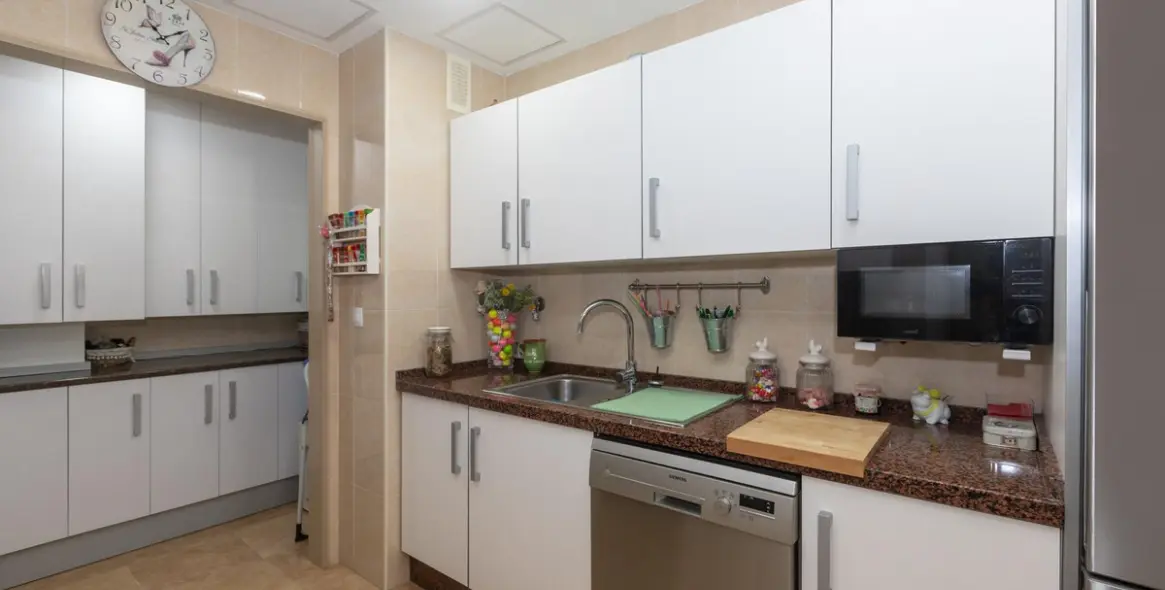 Sale of middle floor apartment in Estepona 10