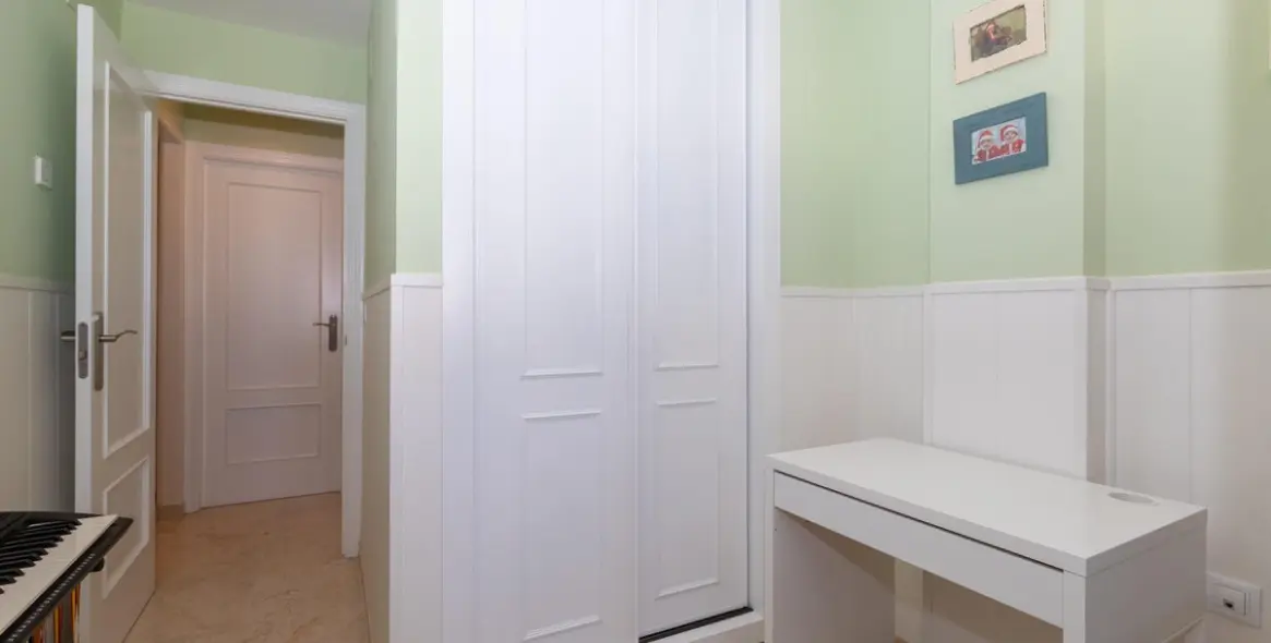 Sale of middle floor apartment in Estepona 15