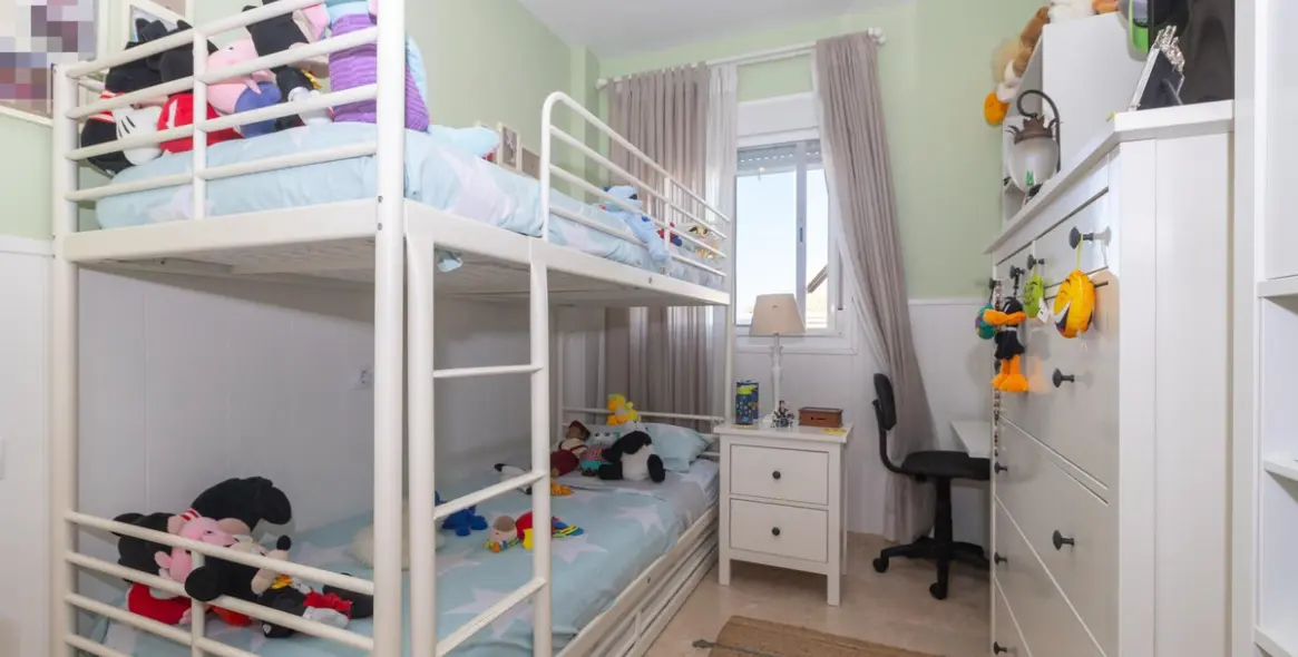 Sale of middle floor apartment in Estepona 16