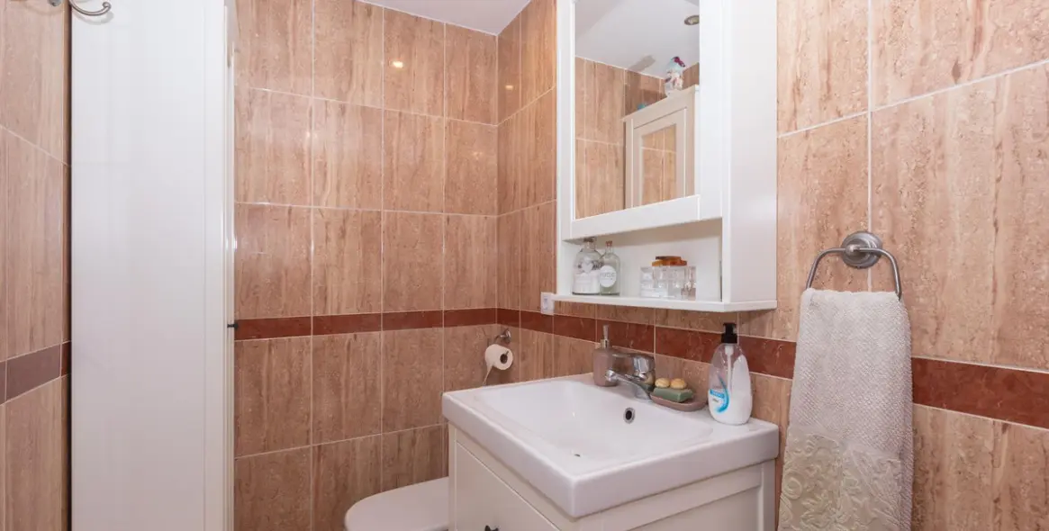 Sale of middle floor apartment in Estepona 20