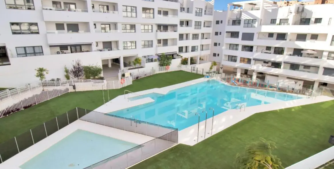 Sale of middle floor apartment in Estepona 1